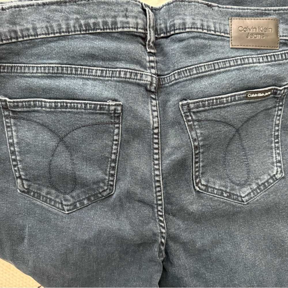 Calvin Klein high rise jeans with wide leg. - Picture 5 of 7